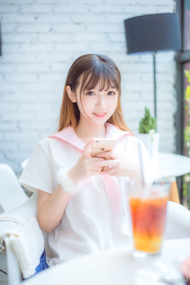 魏延军令一下，立刻便有几名哨探冲出去，速度之快，宛若奔马，虽然对方的斥候在见暴露了行踪之后就迅速撤退，双方之间有不少的差距，但这边的斥候还是飞快的将这份差距缩短，不到一炷香的功夫，几名斥候已经带着两名哨探回来，看着对方身上沾染的血迹，显然还发生了一些战斗，让邓贤忍不住心中惊叹于吕布麾下兵马的强悍。